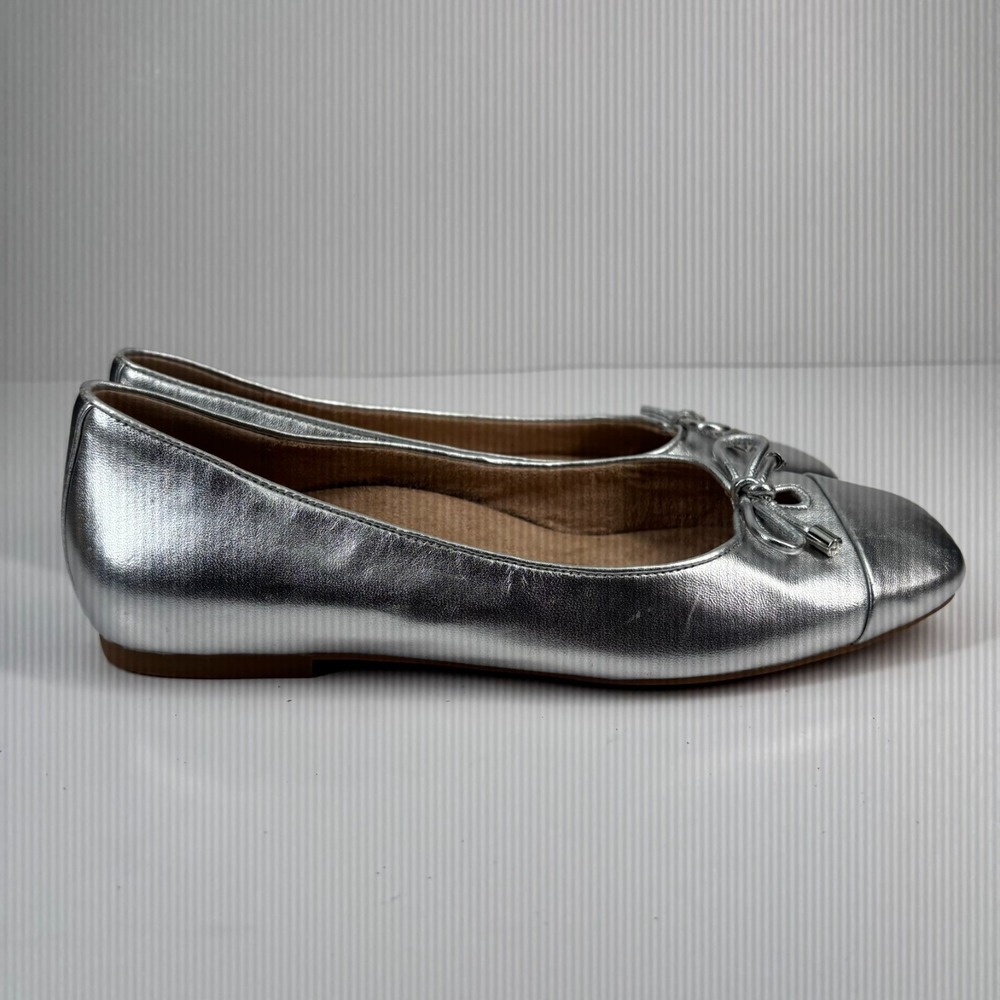 Vionic Silver Flats with Bow Detail 8.5 wide - Picture 10 of 16